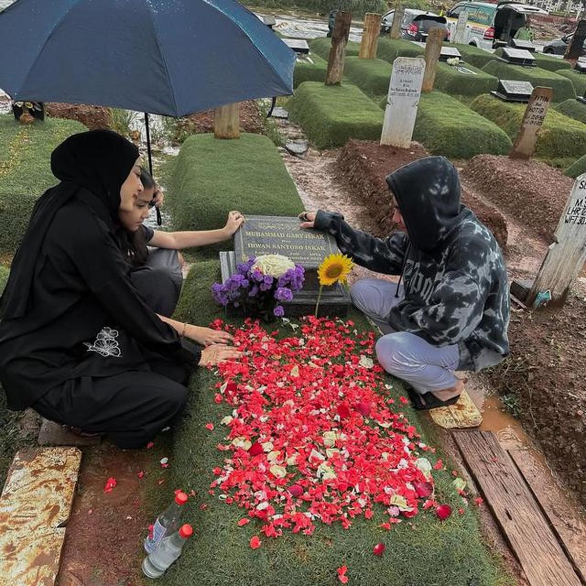 10 Potret Artis Ziarah Makam Jelang Ramadhan 2026, Raffi Ahmad hingga Indro Warkop