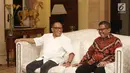Ketua Dewan Pembina Partai Golkar Aburizal Bakrie dan Sekretaris Tim Kampanye Nasional Jokowi-Ma'ruf Hasto Kristiyanto saat pertemuan tertutup di Jakarta, Senin (8/10). Pertemuan membicarakan situasi politik terkini bangsa. (Liputan6.com/Herman Zakharia)