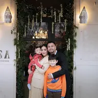 Bisnis kuliner Raffi Ahmad dan Nagita Slavina semakin meluas. Kini pasangan ini membuka restoran baru di Paris, Prancis. [@lenusaparis/@raffinagita1717]