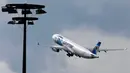 Pesawat Airbus A320 dengan 66 orang di dalamnya itu hilang dari radar pada pukul 02:30 waktu Kairo (00:30 GMT) tidak lama setelah meninggalkan wilayah udara Yunani. , Kamis (19/5). (Reuters/ Christian Hartmann)