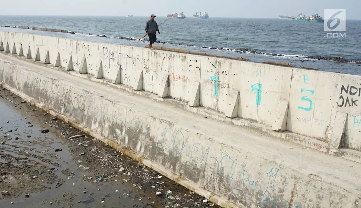 Suasana perbatasan laut dan daratan di kawasan Muara Baru, Jakarta Utara, Selasa (30/7/2019). Naiknya permukaan air laut selama bertahun-tahun menyebabkan kawasan tersebut terendam banjir hingga menyatu dengan lautan. (Liputan6.com/Immanuel Antonius)