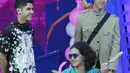 Personel band Ahmad bersaudara, Al, El dan Dul saat mengisi acara Mom & Kids Awards 2015 di Jakarta, Selasa (22/12). Dul datang ke lokasi acara menggunakan kursi roda usai menjalani operasi lepas pen. (Liputan6.com/Herman Zakharia)