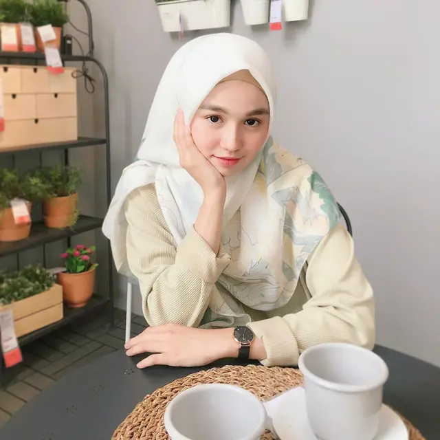 6 Potret Asri Kahfi Kasura, Sahabat Dinda Hauw yang Kini Jadi Kakak Ipar