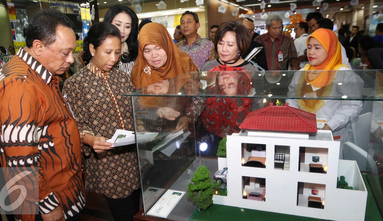 Rini M Soemarno di dampingi Maryono melihat maket saat acara HUT KPR BTN di Jakarta, Selasa (14/12). Dalam kurun waktu tersebut, BTN telah mampu menyalurkan KPR sebanyak 3,77 juta unit rumah dengan nilai sebesar Rp 178 triliun. (Liputan6.com/Angga Yuniar)