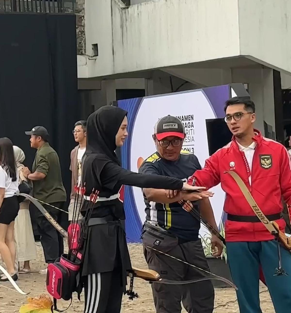 Terlepas dari apakah tangan mereka benar-benar bersentuhan atau tidak, kadang-kadang hanya melalui video saja bisa memicu salah paham.<br><br>
