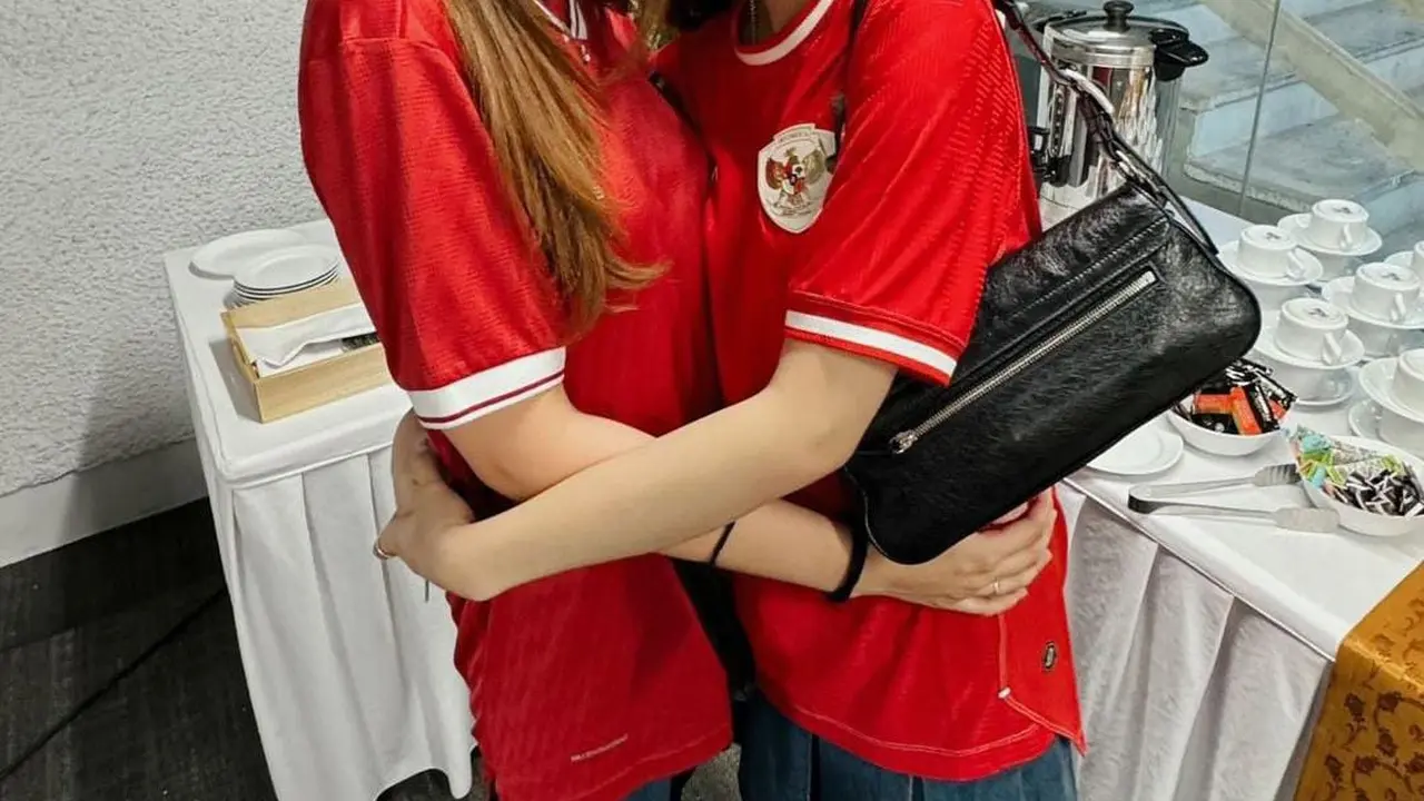 Aaliyah Massaid bersama dengan Mahalini menonton pertandingan timnas Indonesia