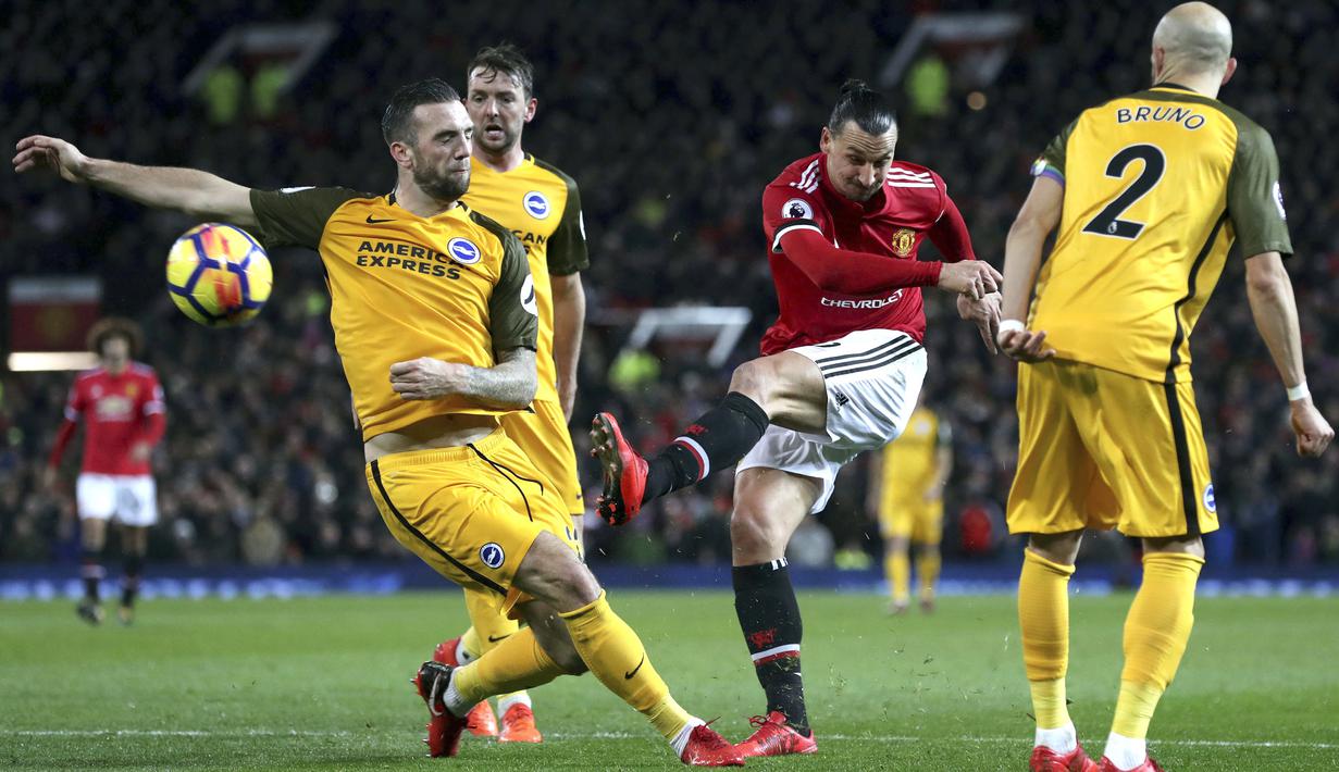 Aksi pemain Manchester United, Zlatan Ibrahimovic melepaskan tembakan melewati adangan pemain Brighton pada lanjutan Premier League di Old Trafford, Manchester,(25/11/2017). Manchester United menang tipis 1-0. (Martin Rickett/PA via AP)