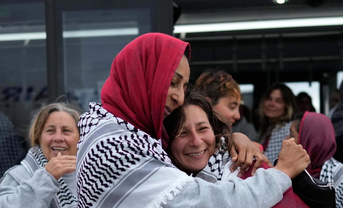 FOTO: Aktivis Global Sumud Tiba di Istanbul Setelah Ditahan srael