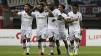 Para pemain Kalteng Putra merayakan gol yang dicetak Patrich Wanggai ke gawang Persija Jakarta pada laga perempat final Piala Presiden 2019 di Stadion Patriot, Bekasi, Kamis (28/3). Persija kalah adu penalti dari Kalteng. (Bola.com/Yoppy Renato)