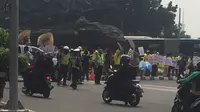 Amankan Gedung MK, Polisi Blokade Arus Lalu Lintas di Jalan Medan Merdeka Barat. (Muhammad Radityo Priyasmoro/Liputan6)