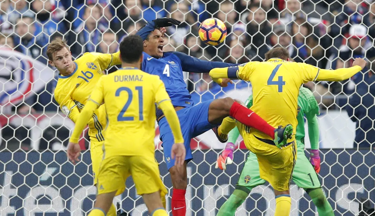 Aksi bek Prancis, Raphael Varane (tengah) berebut bola dengan para pemain Swedia pada laga grup A Kualifikasi Piala Dunia 2018 di Stade de France Stadium, Saint-Denis, Prancis, (11/11/2016). Prancis Menang 2-1. (AP/Christophe Ena)