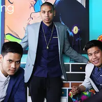 Paduan blazer dan kemeja menjadi andalan trio yang tengah disibukkan membuat album baru yang akan rilis tahun 2016 mendatang. (Fathan Rangkuti/Bintang.com)