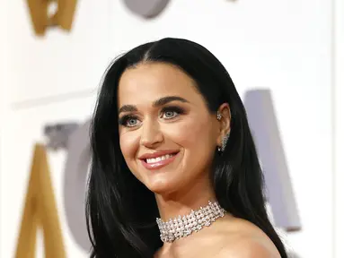 Katy Perry berpose sambil tersenyum saat menghadiri The 56th Annual CMA Awards di Bridgestone Arena di Nashville, Tennessee pada 9 November 2022. Penyanyi Firework 38 tahun itu tampak seksi mengenakan korset denim ringan dengan belahan dada. (Jason Kempin/Getty Images/AFP)