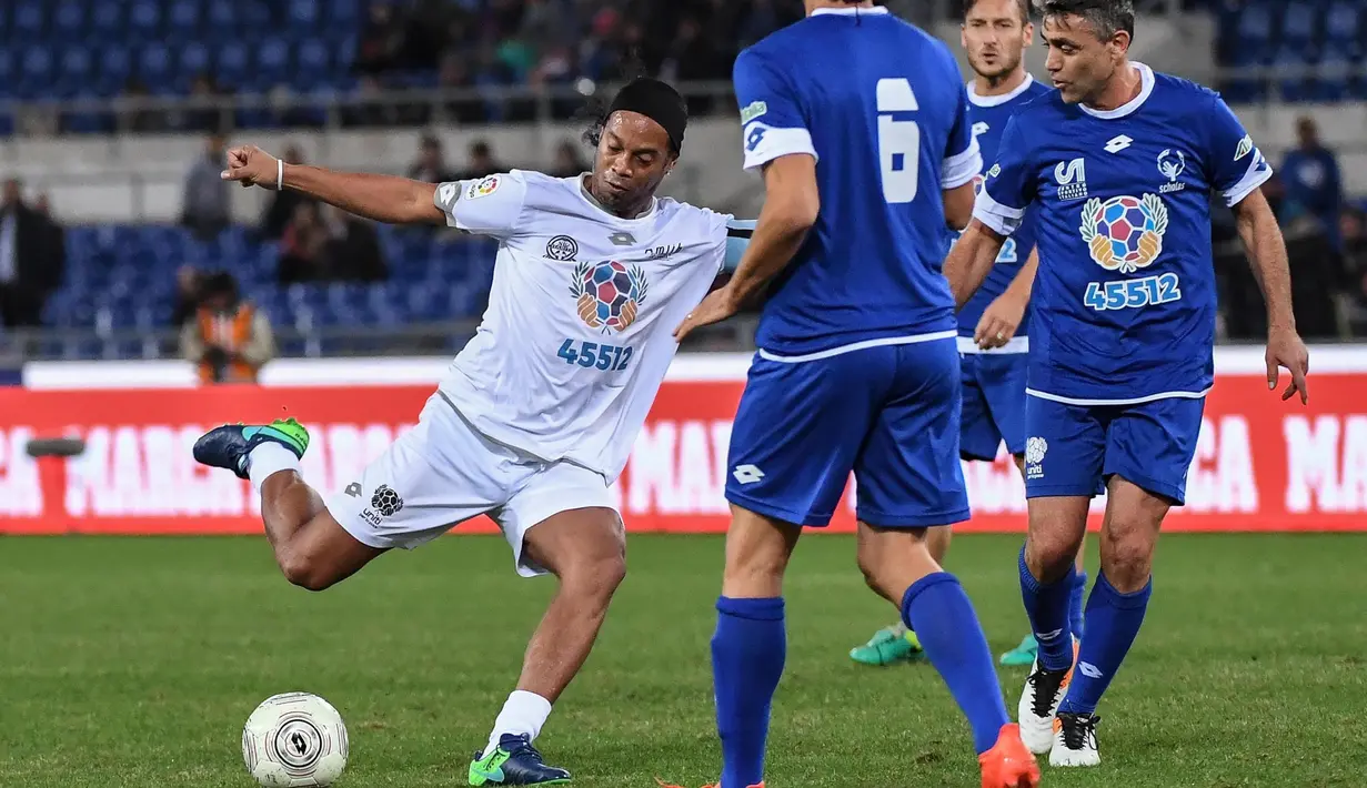 Aksi Ronaldinho pada laga amal bertajuk 'United for Peace', di Stadion Olimpico, Roma, Kamis (13/10/2016) dini hari WIB. (EPA/Alessandro Di Meo)