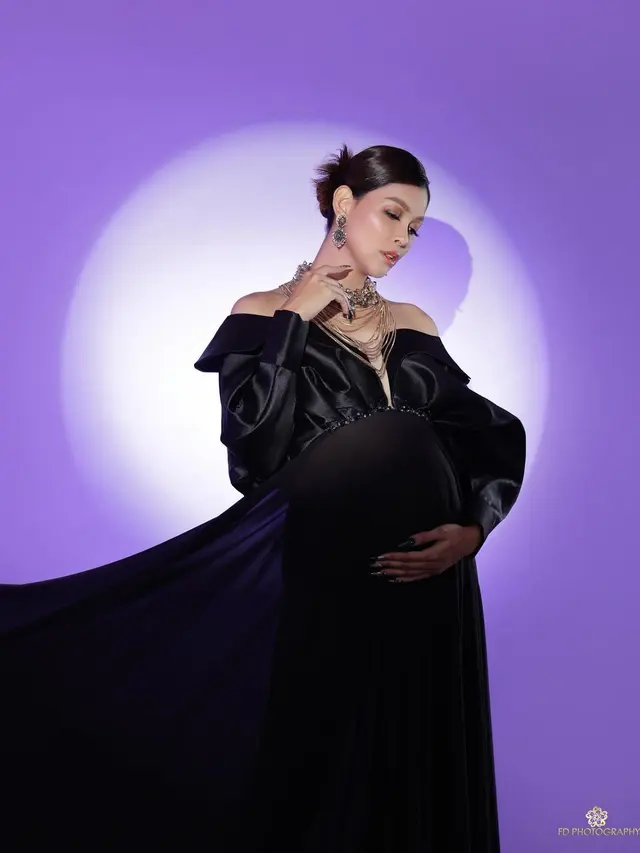 Penampilan Kontras Bunga Jelita Saat Maternity Shoot dalam Balutan Busana Hitam dan Putih, Mana yang Jadi Favoritmu?