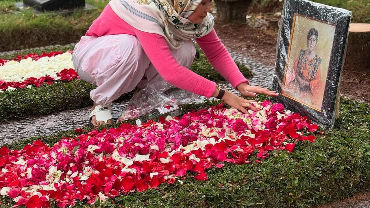 Inul Daratista Ziarah ke Makam Titiek Puspa di Hari ke-7 Meninggalnya Sang Legenda
