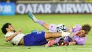Kiper Timnas Prancis U-17, Paul Argney (kanan) berusaha menangkap bola dari ancaman pemain Timnas Uzbekistan U-17, Amirbek Saidov pada laga perempat final Piala Dunia U-17 2023 di Stadion Manahan, Solo, Sabtu (25/11/2023). (Doc. LOC WCU17/NFL)