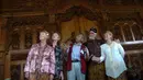 Seorang pemerhati budaya Indonesia, Asjhar Imron (tengah), memandu aktivis Friendship Force International (FFI) asal Kanada, di rumah joglo kawasan Keputih Perintis Surabaya.(Antara)