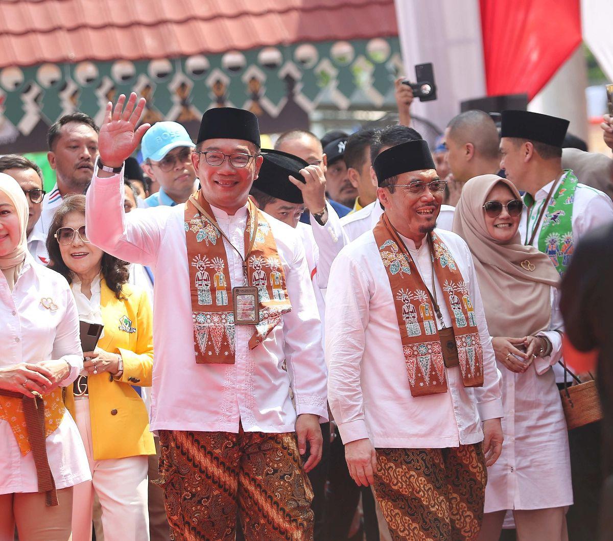 Pasangan bakal calon gubernur dan calon wakil gubernur, Ridwan Kamil (RK)-Suswono saat melakukan pendaftaran Pilkada Jakarta di KPU DKI Jakarta, Jalan Salemba, Jakarta, Rabu (28/8/2024). RK-Suswono resmi mendaftarkan diri mengikuti kontestasi Pilkada Jaka