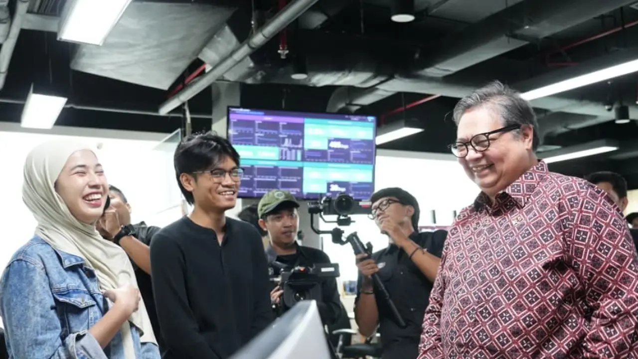 Menko Bidang Perekonomian Airlangga Hartarto dalam kunjungan monitoring pelaksanaan Program Pemagangan Lulusan Perguruan Tinggi di EMTEK Group (PT Elang Mahkota Teknologi) di SCTV Tower, Jakarta, Rabu (17/12/2025). (Foto: ekon.go.id)