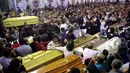 Umat Kristen Mesir menghadiri prosesi pemakaman korban serangan bom di Gereja Koptik St. George, Kota Tanta, utara Kairo, Minggu (9/4). Status keadaan darurat dikeluarkan Mesir selama tiga bulan menyusul dua serangan bom di gereja Koptik. (STRINGER/AFP)