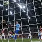 Striker Atletico Madrid Luciano Vietto merobek gawang Arsenal pada laga International Champions Cup di National Stadium, Singapura, Kamis (26/7/2018). (AP Photo/Yong Teck Lim)