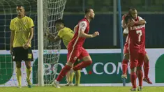 Para pemain Persija Jakarta merayakan gol yang dicetak oleh Marko Simic ke gawang Barito Putera pada laga perempat final Piala Menpora 2021 di Stadion Kanjuruhan, Malang, Sabtu (10/4/2021). Persija Jakarta menang dengan skor 1-0. (Bola.com/Arief Bagus)