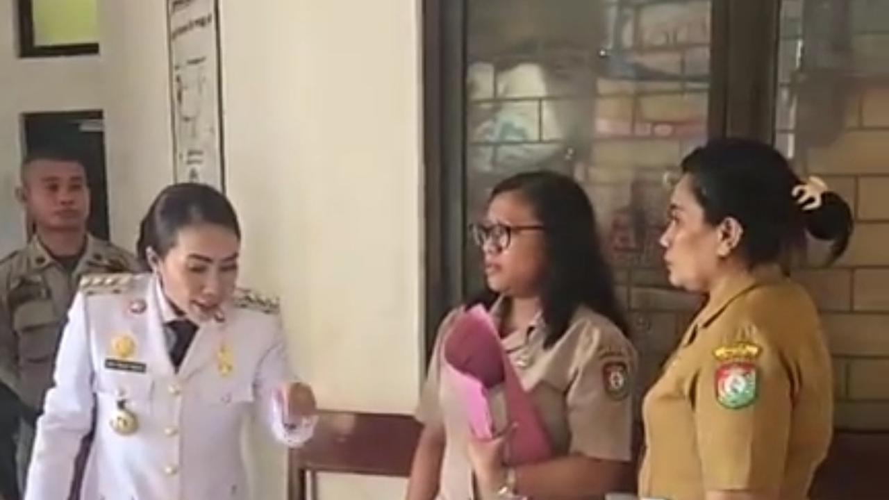 Bupati di NTT Ngamuk Tunjuk-Tunjuk Staf Dikbud Karena Tunjangan Guru Belum Cair, Sampai Gebrak Meja