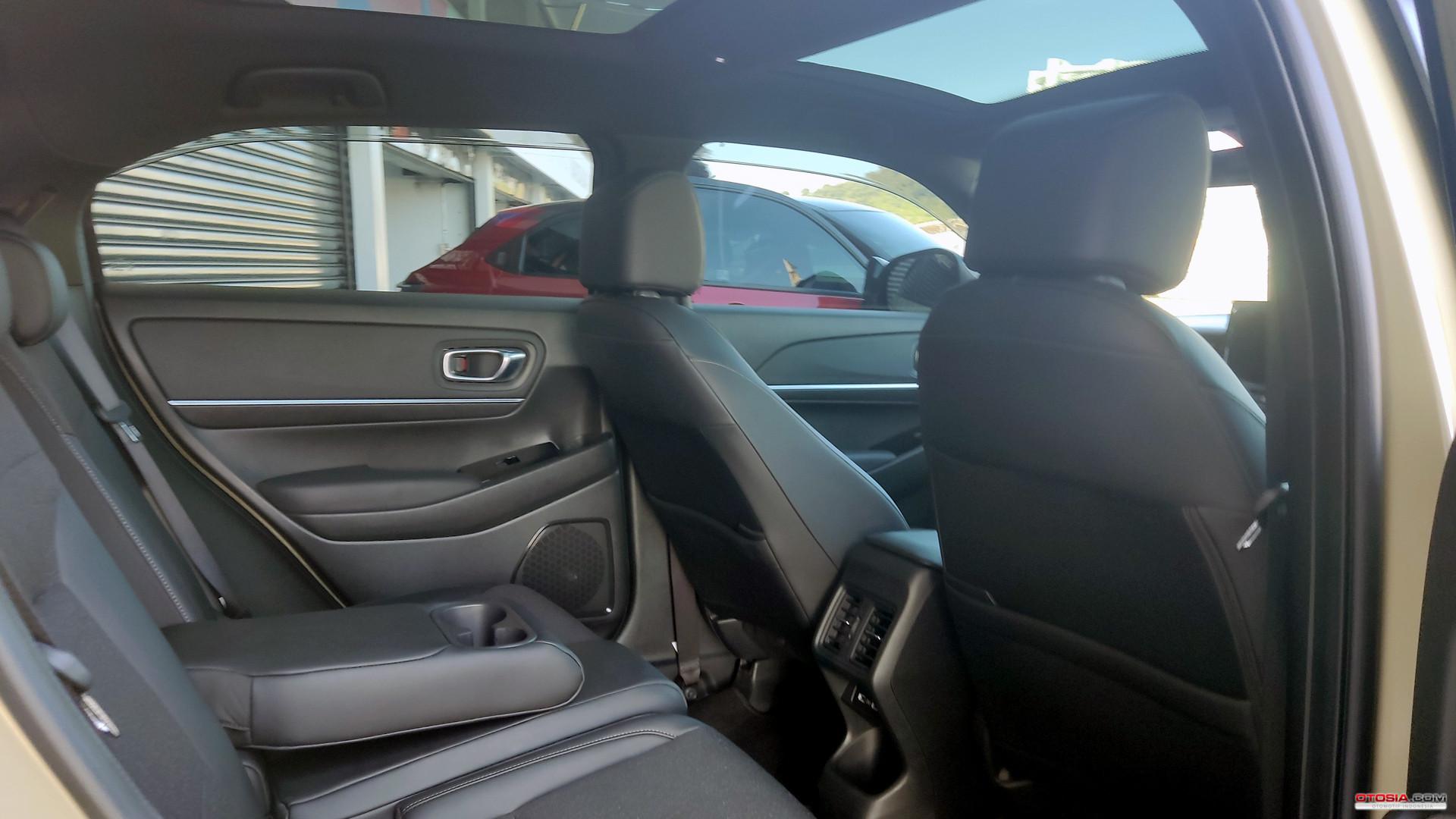 Interior belakang Honda HR-V SE dengan panoramic sunroof di atap (Otosia.com/Arendra Pranayaditya)