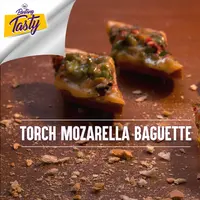 Bosan sarapan dengan menu roti tawar yang biasa-biasa saja? Mending kamu bikin resep Bintang Tasty ini, Torch Mozarella Baguette. (Foto: Bintang.com/Daniel Kampua, Digital Imaging: Bintang.com/Muhammad Iqbal Nurfajri)