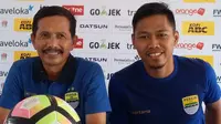 Djadjang Nurdjaman dan Tony Sucipto dalam sesi konferensi pers jelang laga Persib vs Persiba Balikpapan, Sabtu (10/6/2017), di Bandung. (Bola.com/Erwin Snaz)