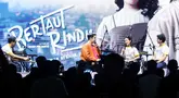 Pemain film Bertaut Rindu, Adhisty Zara (kedua kanan) dan Ari Irham (kanan) saat meet & greet pada gelaran KapanLagi Pensi Bareng Fanta 2025 di Gelanggang Olahraga (GOR) atau Gelanggang Mahasiswa Soemantri Brodjonegoro, Jakarta, Sabtu (28/6/2025). (Liputan6.com/Herman Zakharia)