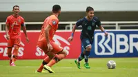 Pemain Persela Lamongan, Gian Zola (kanan) berusaha melewati pemain Persiraja Banda Aceh dalam laga pekan ke-5 BRI Liga 1 2021/2022 di Stadion Pakansari, Bogor, Selasa (28/9/2021). Persela menang 1-0. (Bola.com/ M Iqbal Ichsan)