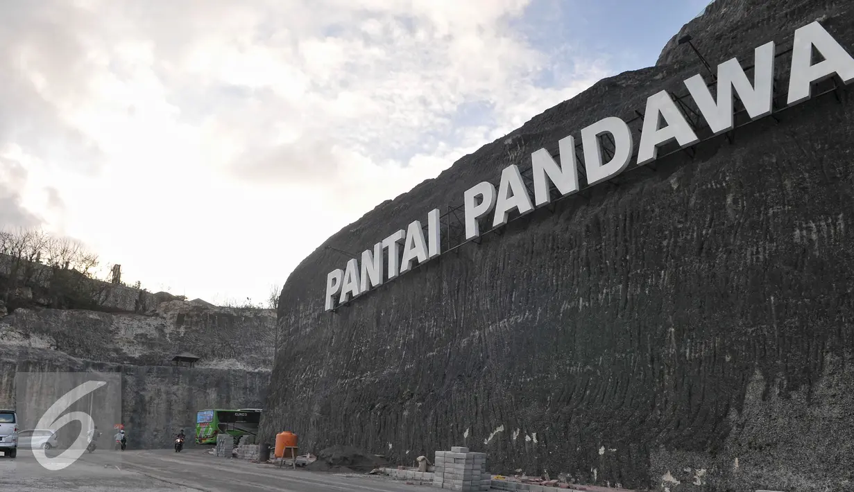 Pantai Pandawa terletak di Desa Kutuh, Kabupaten Badung. Wisatawan mancanegara menyebutnya dengan nama Secret Beach. Sedangkan masyarakat lokal menyebutnya dengan nama Pantai Kutuh, Bali, Jumat (28/8/2015). (Liputan6.com/Herman Zakharia)