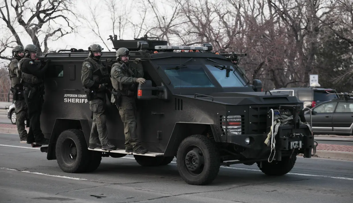 Petugas menyusuri tempat terjadinya aksi penembakan di toko King Soopers di Boulder, Colorado (22/3/2021).  Insiden penembakan yang terjadi di Colorado pada Senin, 22 Maret 2021 pukul 14.30 waktu setempat telah menewaskan 10 orang, termasuk seorang polisi. (AP Photo/Joe Mahoney)