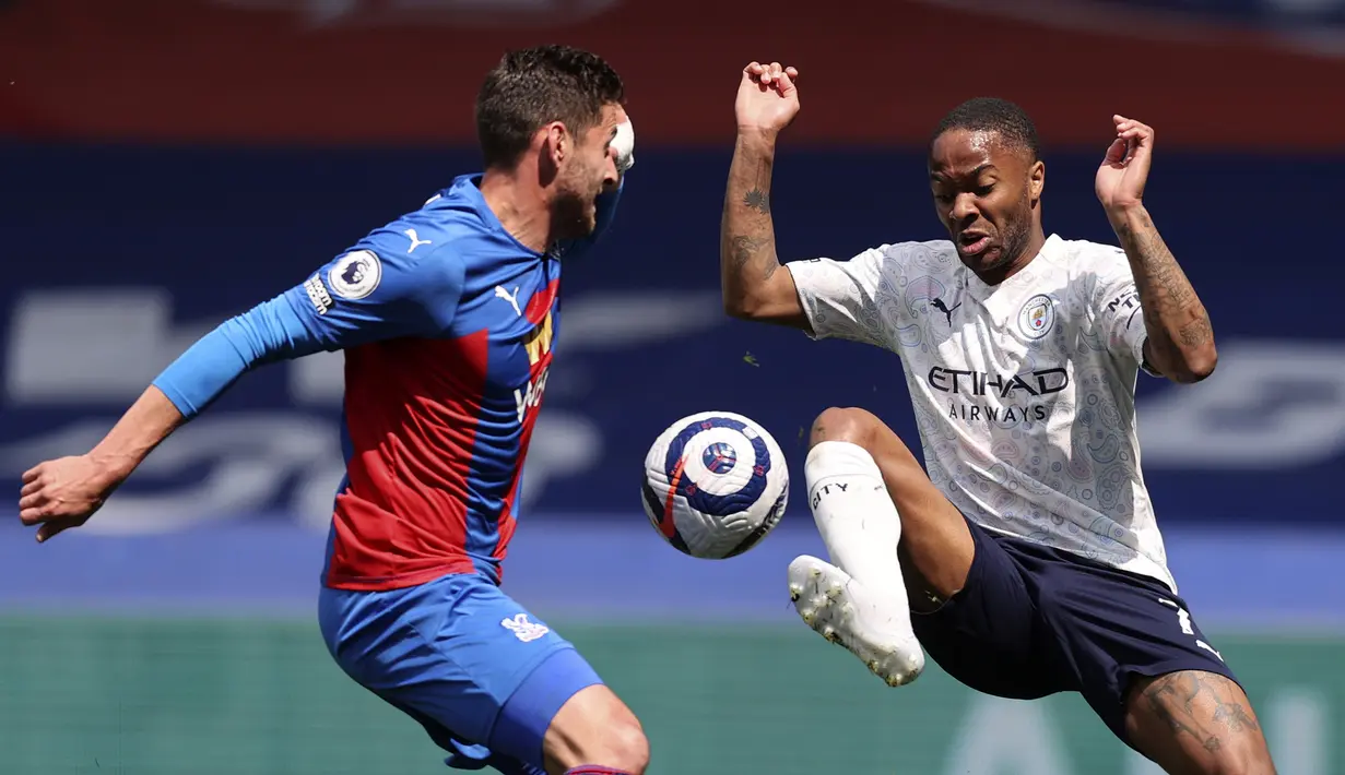 Gelandang Manchester City, Raheem Sterling (kanan) berebut bola dengan bek Crystal Palace, Joel Ward dalam laga lanjutan Liga Inggris 2020/2021 pekan ke-34 di Selhurst Park, London, Sabtu (1/5/2021). Manchester City menang 2-0 atas Crystal Palace. (AP/Clive Rose/Pool)