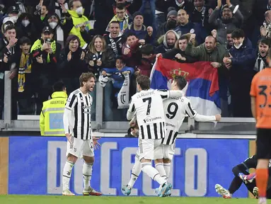 Penyerang Juventus Alvaro Morata berselebrasi dengan rekan setimnya setelah mencetak gol ke gawang Spezia pada pertandingan Liga Italia pekan ke-28 di Allianz Stadium, Senin (7/3/2022) dini hari WIB. Juventus menang 1-0 atas Spezia lewat gol Alvaro Morata. (Tano Pecoraro/LaPresse via AP)