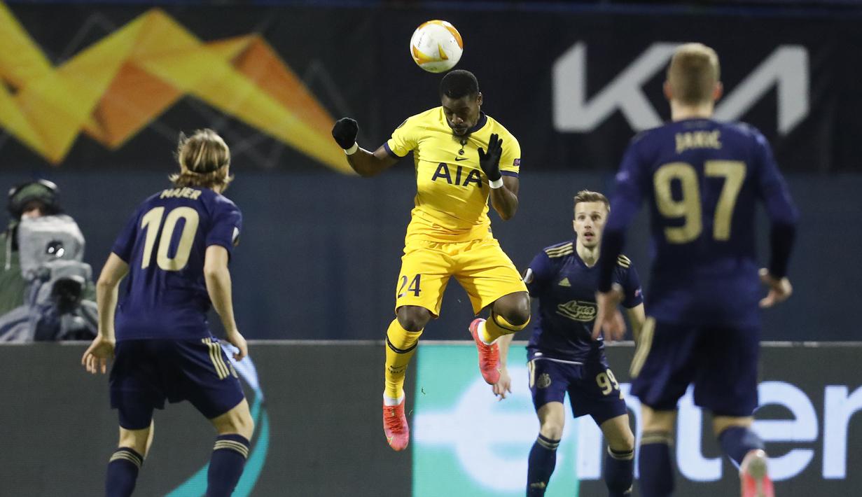 Bek Tottenham Hotspur, Serge Aurier (tengah) menyundul bola di antara para pemain Dinamo Zagreb dalam laga leg kedua babak 16 besar Liga Europa 2020/2021 di Maksimir Stadium, Zagreb, Kamis (18/3/2021). Tottenham kalah 0-3 dari Dinamo Zagreb. (AP/Darko Bandic)