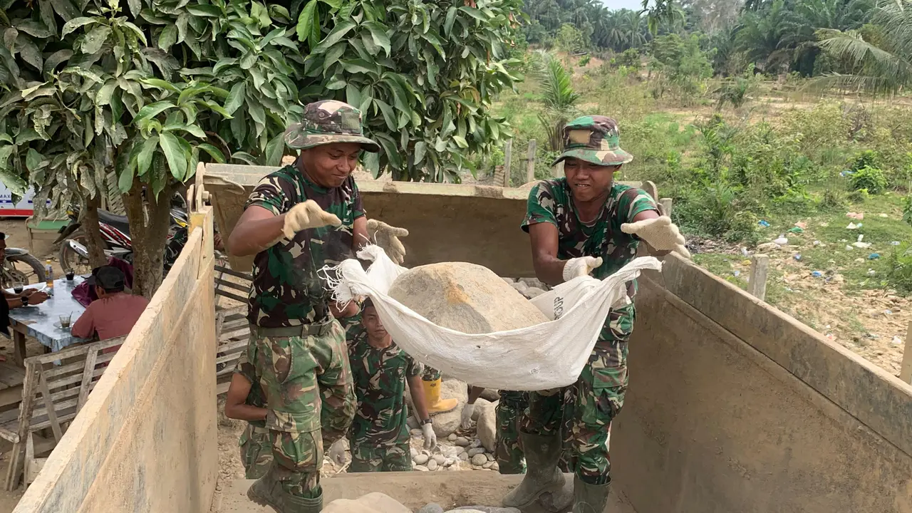 Prajurit TNI Gotong Royong Bangun Sumatra Utara (Sumut) pascabencana banjir