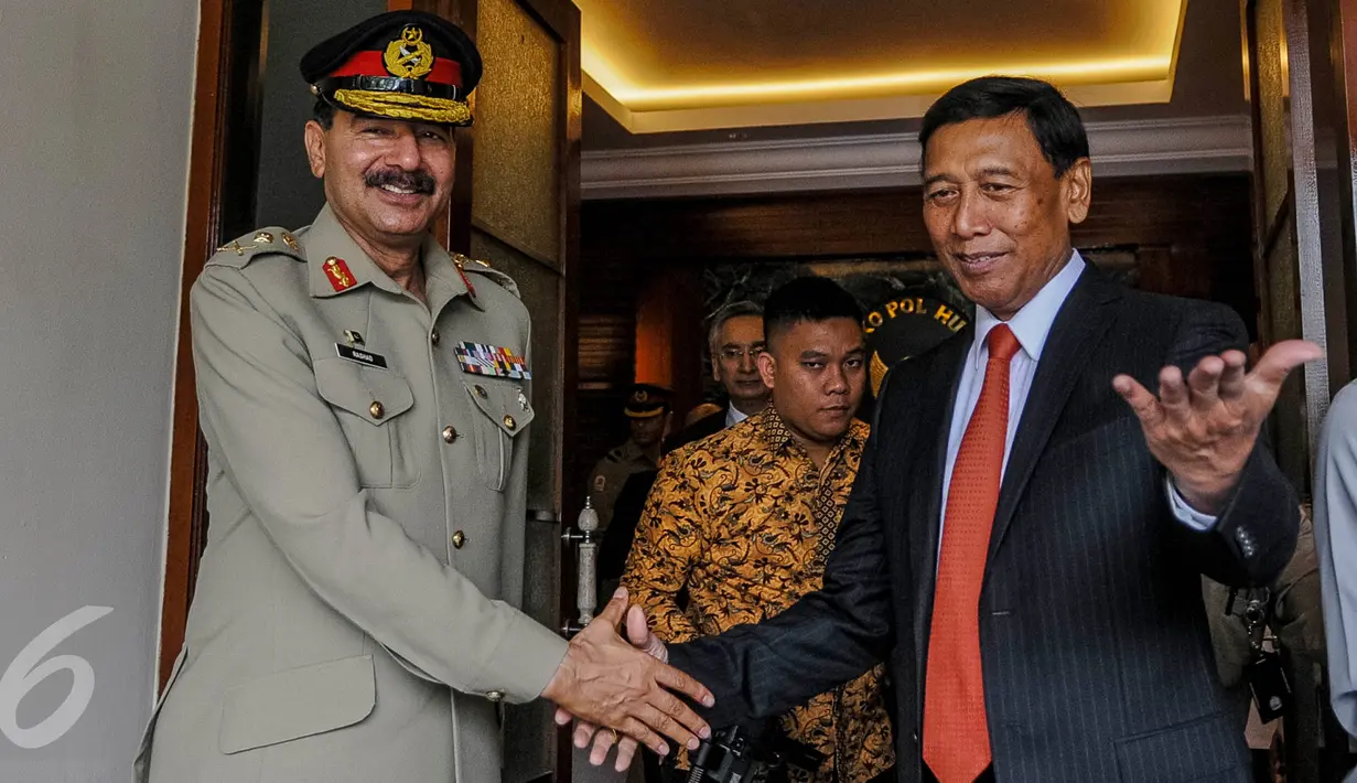 Jenderal Rashad Mahmood dari Pakistan (kiri) dan Menkopolhukam Wiranto (kanan) berjabat tangan usai pertemuan tertutup di Kemenkopolhukam, Jakarta, Selasa (20/9). Pertemuan membahas hubungan kedua negara. (Liputan6.com/Faizal Fanani)