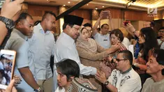 Calon presiden nomor urut 02 Prabowo Subianto menyalami penyandang disabilitas saat menghadiri peringatan Hari Disabilitas Internasional ke-26 di Jakarta, Rabu (5/12). Acara ini dihadiri Komunitas Disabilitas Indonesia. (Merdeka.com/Iqbal Nugroho)