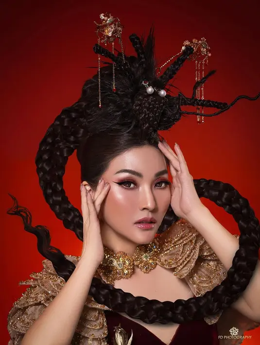 Wajah Sarwendah dipulas dengan gaya bold glamor yang super flawless [@fdphotography90]