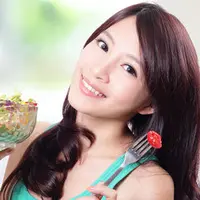 Ilustrasi makan sayur. Shutterstock/aslysun