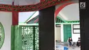Suasana halaman depan Musala Babah Alun AGP di Jalan Pasir Putih, Pademangan, Jakarta, Rabu (6/2). Pengelola berharap musala itu, selain menjadi tempat ibadah juga menjadi lokasi membaca dan beristirahat sejenak. (Liputan6.com/Helmi Fithriansyah)