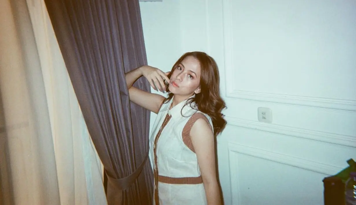 "(5 tahun ke depan) Semoga udah bisa akting sama aktor dan aktris lain favorit aku. Semoga aku bisa main di Drakor (drama Korea)," kata Adhisty Zara. (Instagram/zaraadhsty)