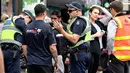 Polisi mendengarkan keterangan saksi terkait sebuah mobil yang menghantam pejalan kaki di pusat kota Melbourne, Australia, Jumat (20/1). Pria yang diduga sebagai pelaku sudah ditangkap, namun belum diketahui motif perbuatannya. (AP Photo/Andrew Brownbill)