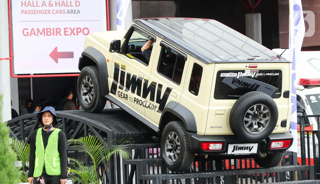 Suzuki Jimny 5 pintu hadir melengkapi versi 3 pintu yang sudah lebih dulu mengaspal di Indonesia. (Liputan6.com/Herman Zakharia)