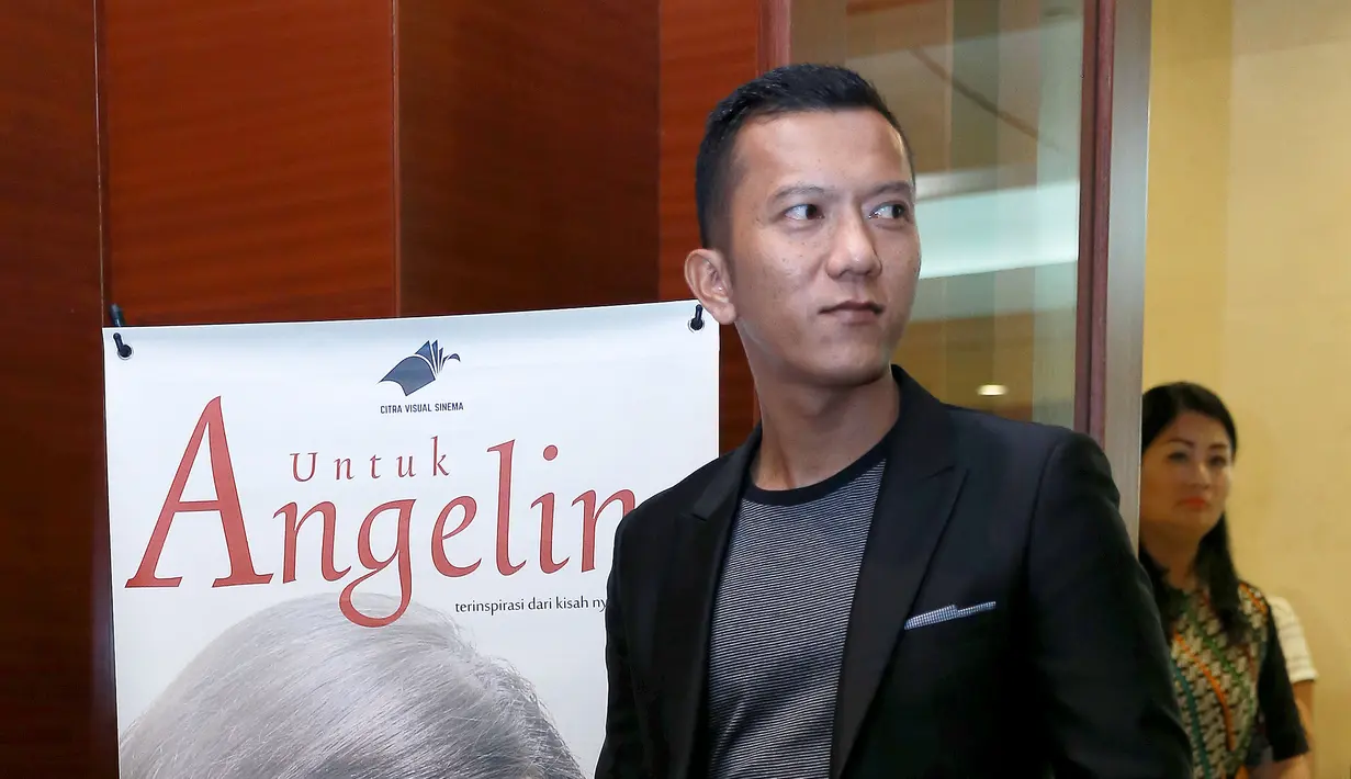 Salah satu pemeran dalam film Untukmu Angeline Teuku Rifnu Wikana bertemu orangtua Angeline Megawe untuk mendalami perannya. Ia berperan sebagai Santo, ayah kandung mendiang Angeline. (Galih W. Satria/Bintang.com)