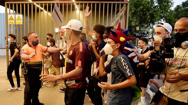 Kembali Gelar Demo, Suporter Berusaha Terobos Kantor Barcelona