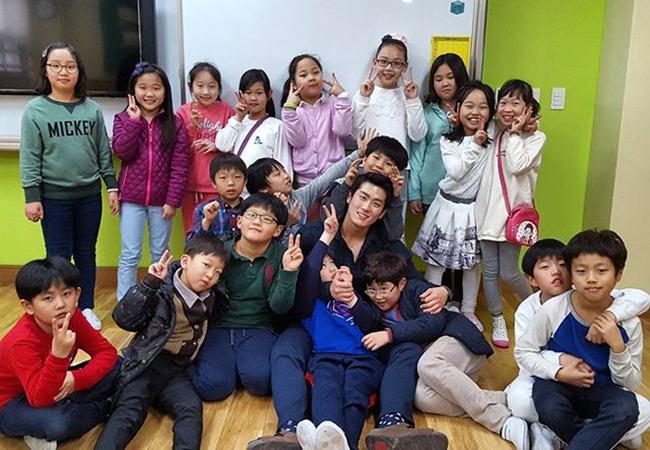 Ini saat ia berada di kelas dan berfoto bersama murid-muridnya/ copyright Instagram/@teacher.lee